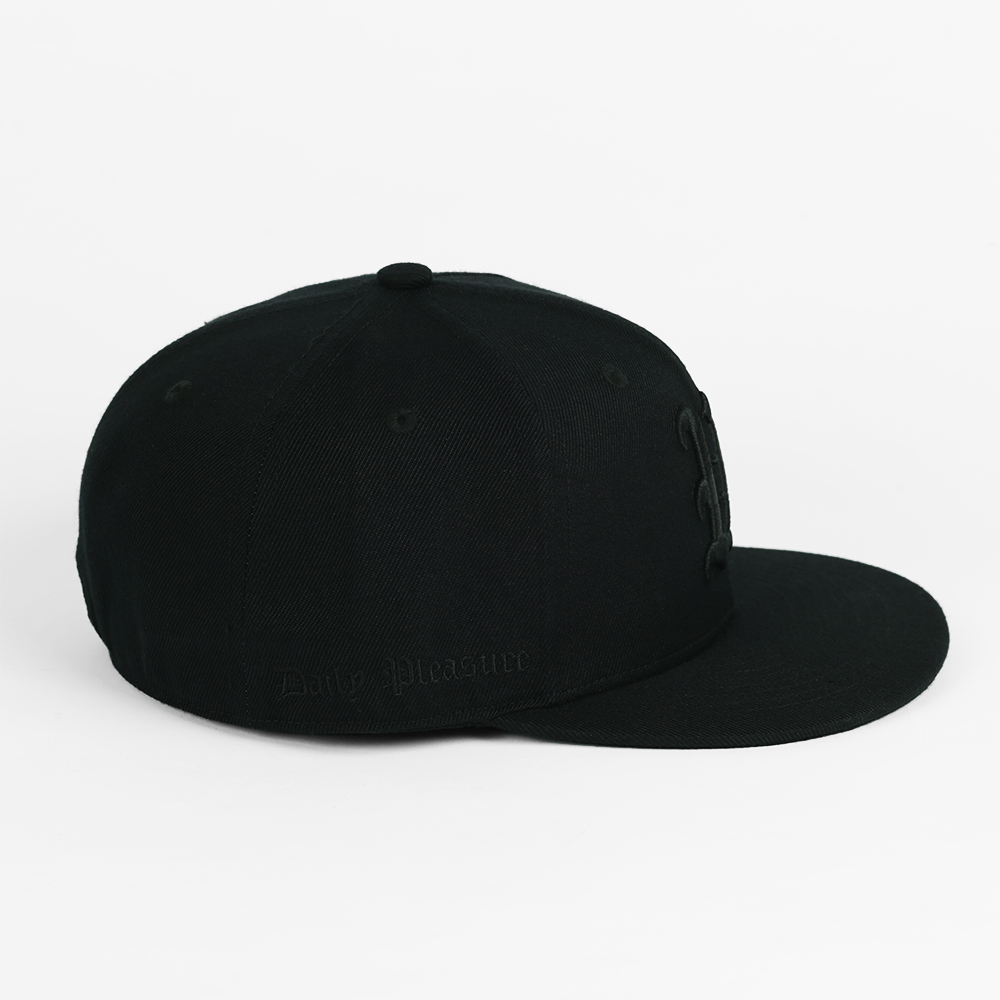 W Daily Pleasure Fitted — Black